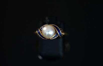 18K (750/°°) yellow gold ring centered with...