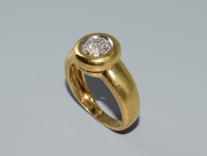 JONC RING in 18K (750/°°) yellow gold centered...