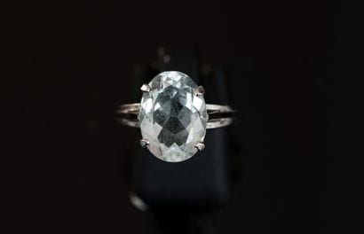 18K (750/°°) white gold ring centered on...