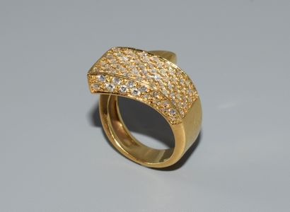 RING in 18K (750/°°) yellow gold with cross...