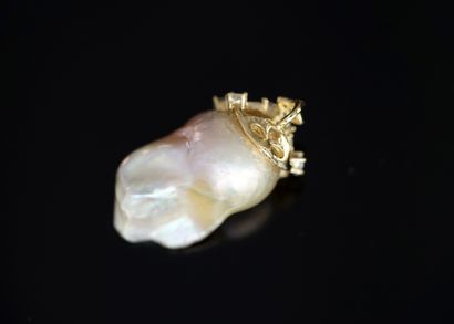 Gilt silver min 800/°° PENDANT holding a...