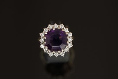 RING in 18k (750/°°) white gold, centered...