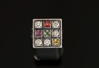 Modernist ring in 18k (750/°°) white gold...