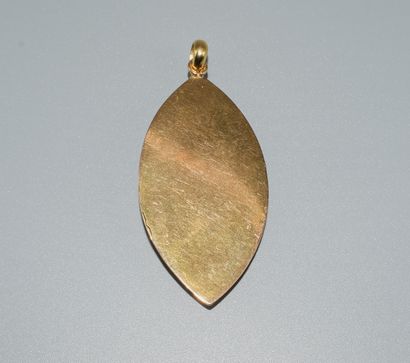 18K (750/°°) yellow gold oblong pendant featuring...