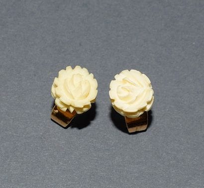 PAIR OF PUCES presenting two carved bone...