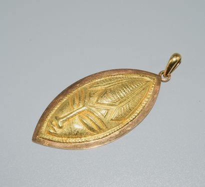 18K (750/°°) yellow gold oblong pendant featuring...