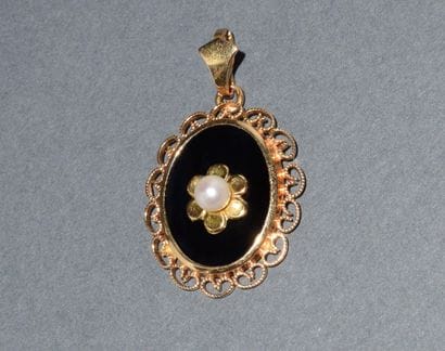 18K (750 /°°) gold oval onyx pendant centered...