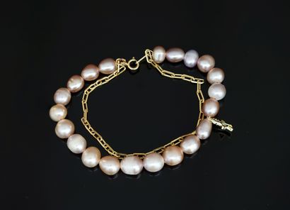 BRACELET with a strand of pink freshwater...