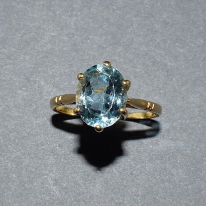RING in 18K (750 /°°) yellow gold centered...
