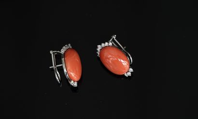 PAIR OF EARRINGS in 18K (750/°°) white gold...