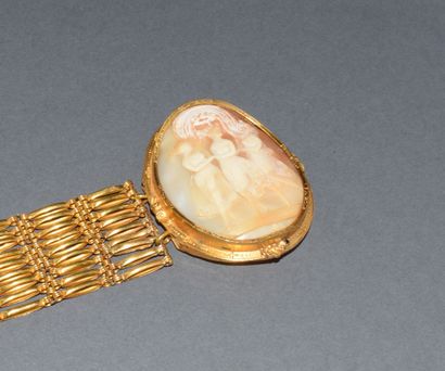 18K (750 /°°) yellow gold BRACELET centered...