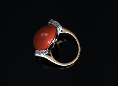18K (750/°°) yellow and white gold ring centered...