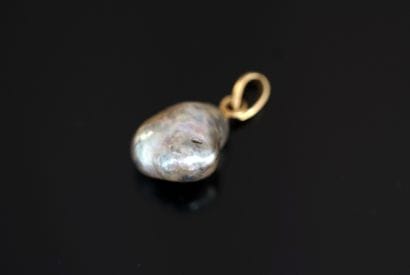 PENDANT holding an 18K (750/°°) yellow gold...