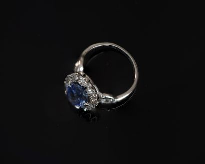 18K (750/°°) white gold RING centered on...