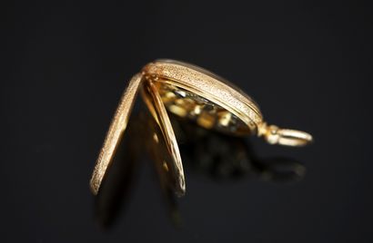 18K (750/°°) yellow gold GOUSSET WATCH, ambered...