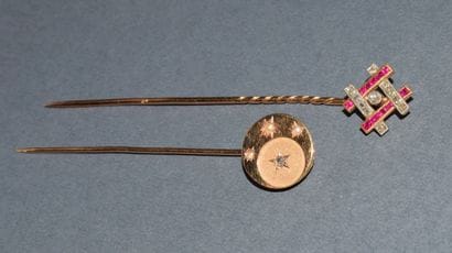 SET OF 2 EPINGLES in 18K (750 /°°) yellow...