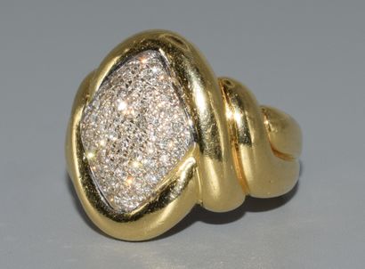 RING in 18K (750/°°) yellow gold with gadrooned...