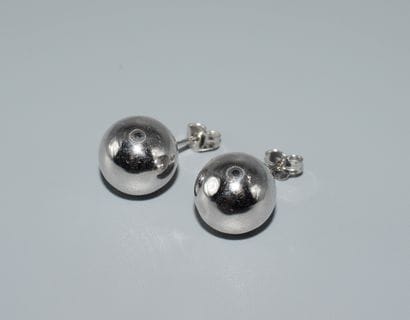 PAIR OF EARRINGS in 18K (750/°°) white gold,...