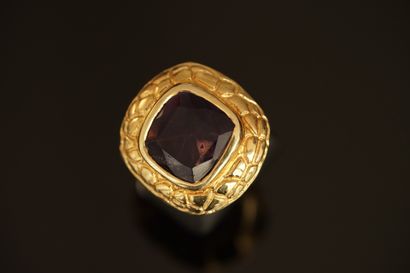 RING in 925/°° gold-plated silver, the textured...