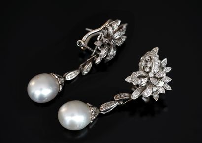PAIR OF EAR PENDANTS in 9K (375/°°) white...