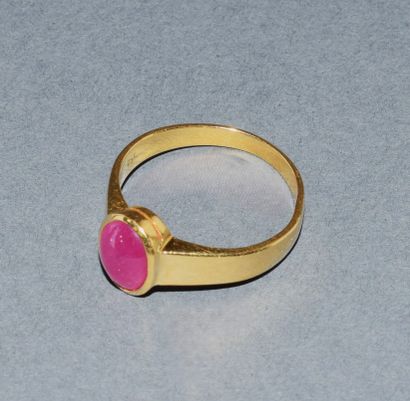 RING in 18K (750 /°°) yellow gold, set with...