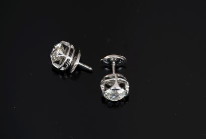 PAIR OF EARRINGS in 18K (750/°°) white gold,...