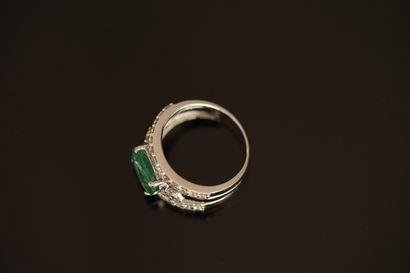 BAND RING in 18K (750/°°) white gold centered...