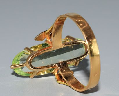 RING in 18K (750/°°) gold, centered on a...