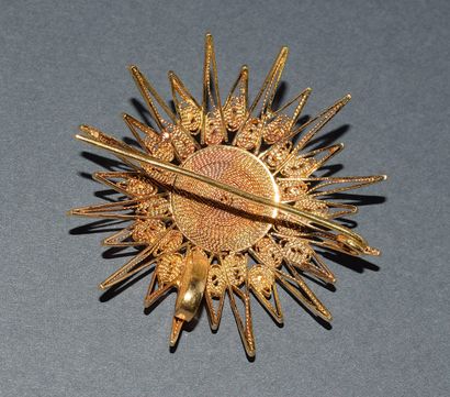 18K (750 /°°) yellow gold PENDANT featuring...