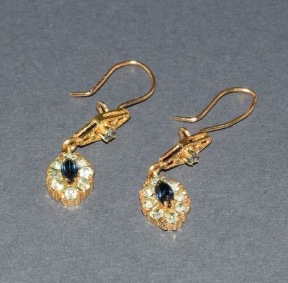 PAIR OF EAR PENDANTS in 18K (750 /°°) yellow...