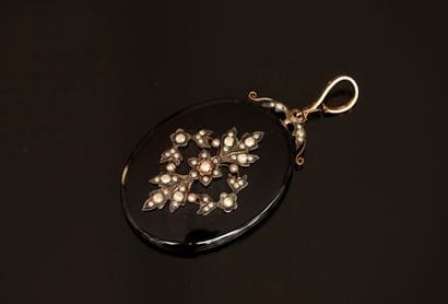 Oval onyx camera-holder pendant set with...