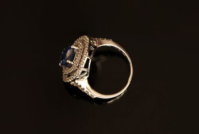 RING in 18K (750/°°) white gold, centered...