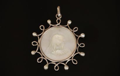 Round platinum PENDANT centered on a mother-of-pearl...