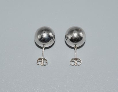 PAIR OF EARRINGS in 18K (750/°°) white gold,...