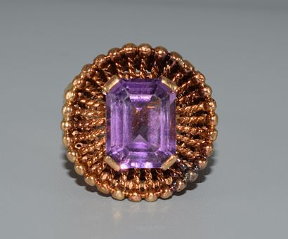 RING in 18K (750/°°) yellow gold centered...