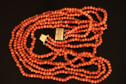 NECKLACE with 3 strands of small round coral...