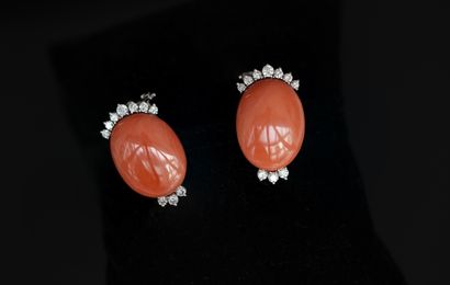 PAIR OF EARRINGS in 18K (750/°°) white gold...