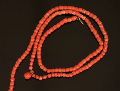 COLLAR in orange-red coral with faceted barrel...