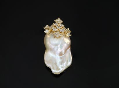 Gilt silver min 800/°° PENDANT holding a...