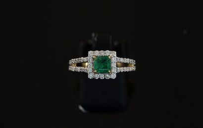 RING in 18k (750/°°) yellow gold, centered...