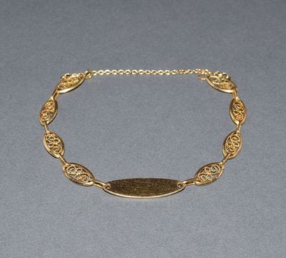 BRACELET in 18K (750 /°°) yellow gold, oval...