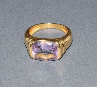 RING in 18K (750 /°°) yellow gold, set with...