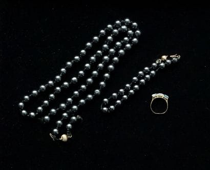 SET in 14K (585/°°) yellow gold comprising...