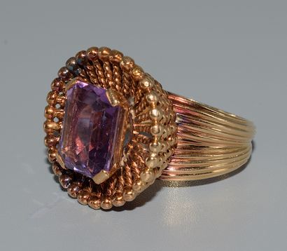 RING in 18K (750/°°) yellow gold centered...