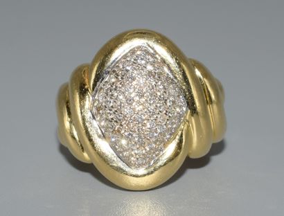 RING in 18K (750/°°) yellow gold with gadrooned...
