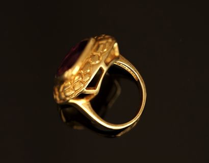 RING in 925/°° gold-plated silver, the textured...