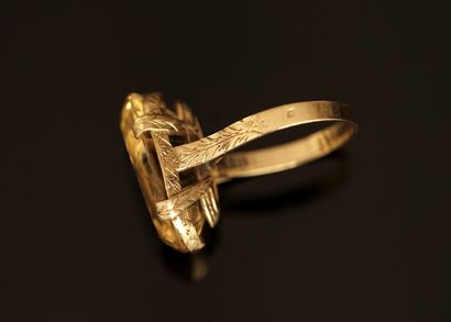 18K (750/°°) yellow gold ring with engraved...