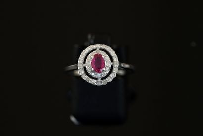 925/°° silver ring centered on an oval pink...
