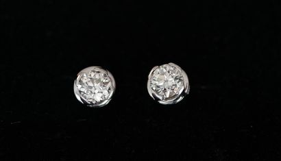 PAIR OF EARRINGS in 18K (750/°°) white gold,...