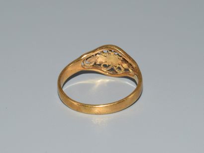 RING in 18K (750/°°) yellow gold with curved...